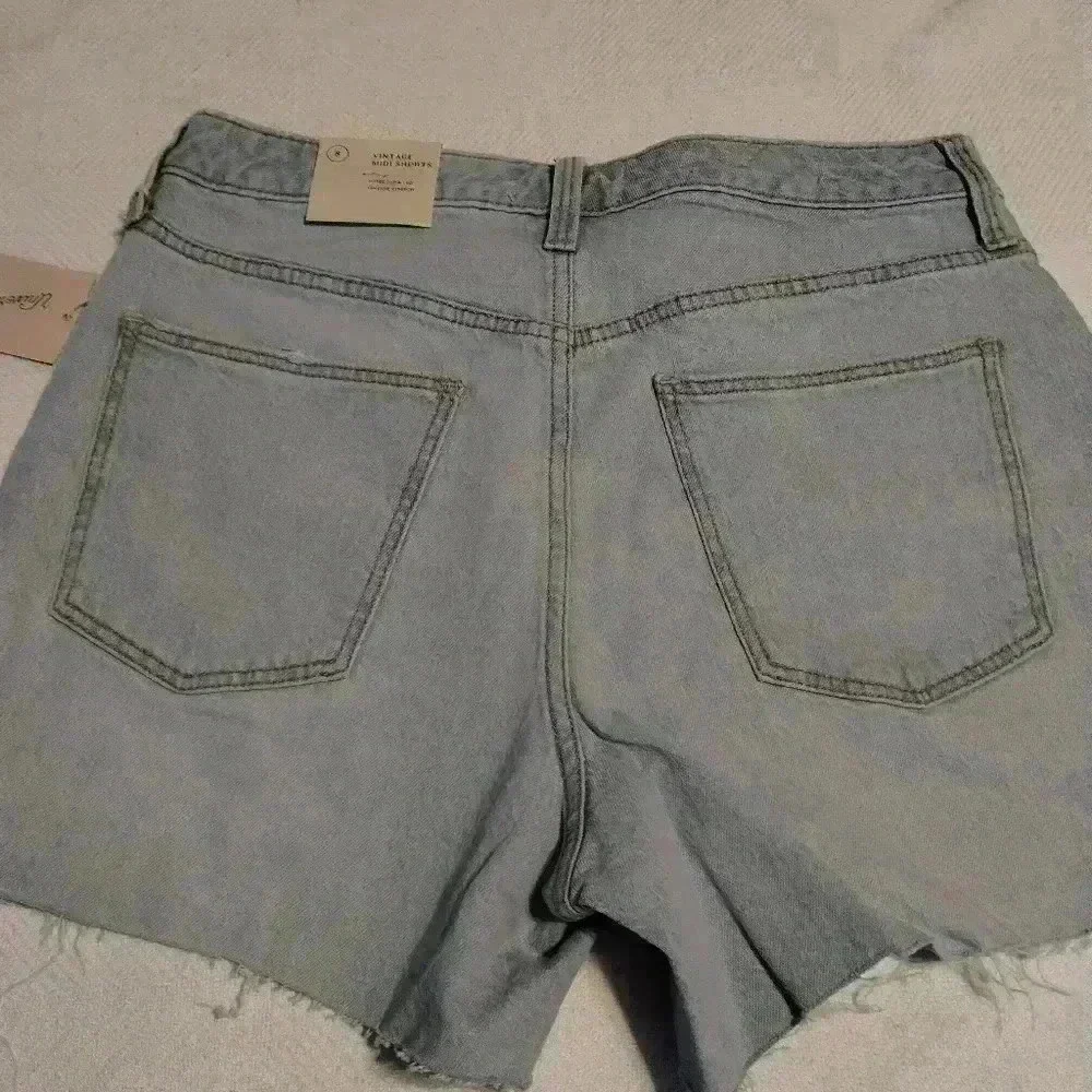 - Universal Thread High-Rise Midi Shorts White Size 8 New - Picture 13 of 15